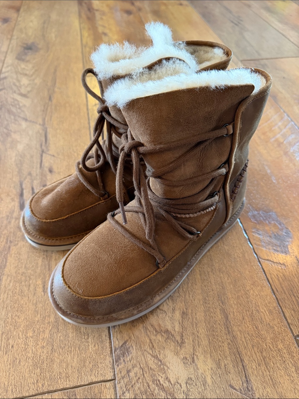 NEW UGG Lodge Boots 9 Chestnut